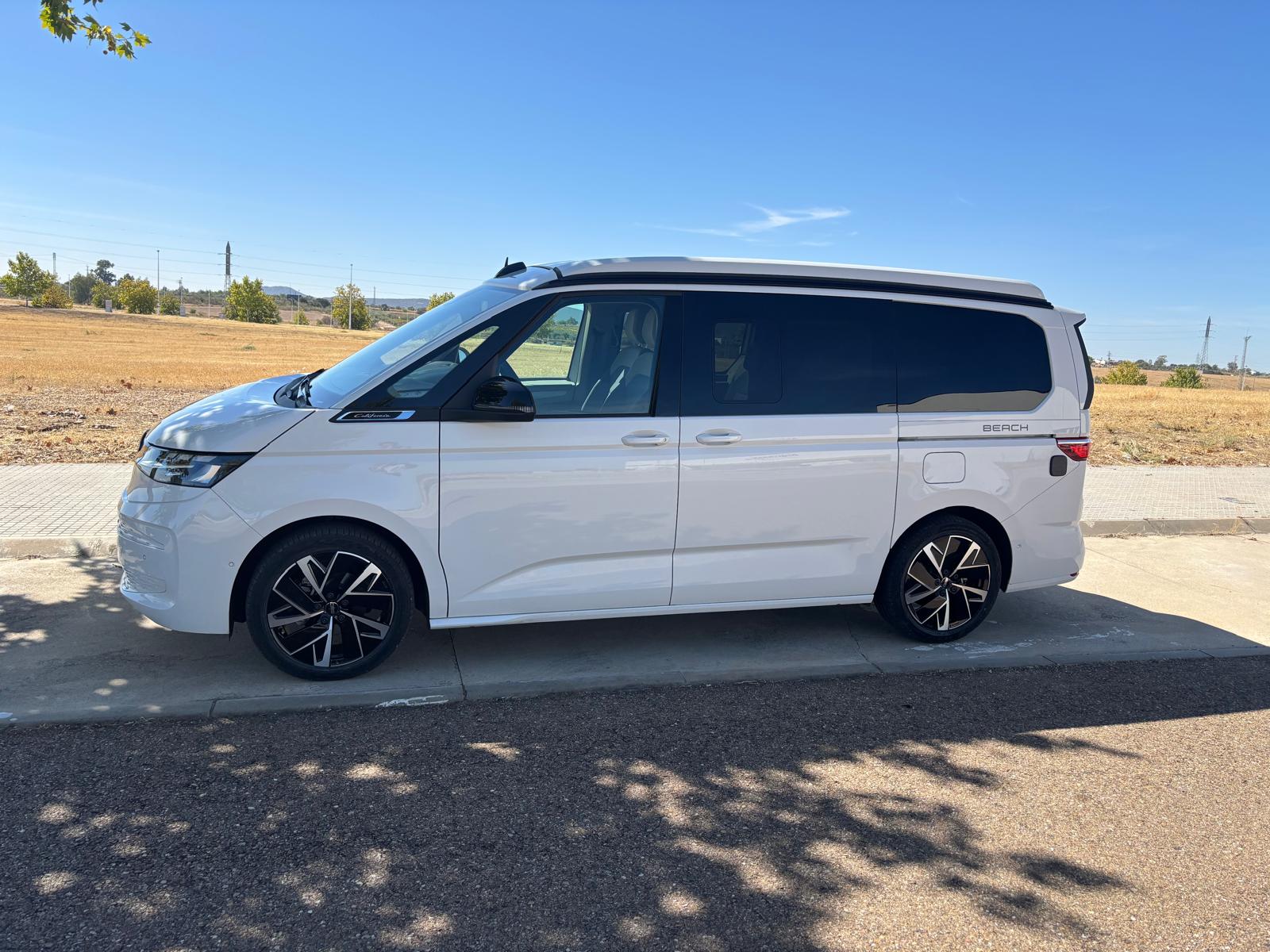 Lateral de la Volkswagen California Beach Tour blanca