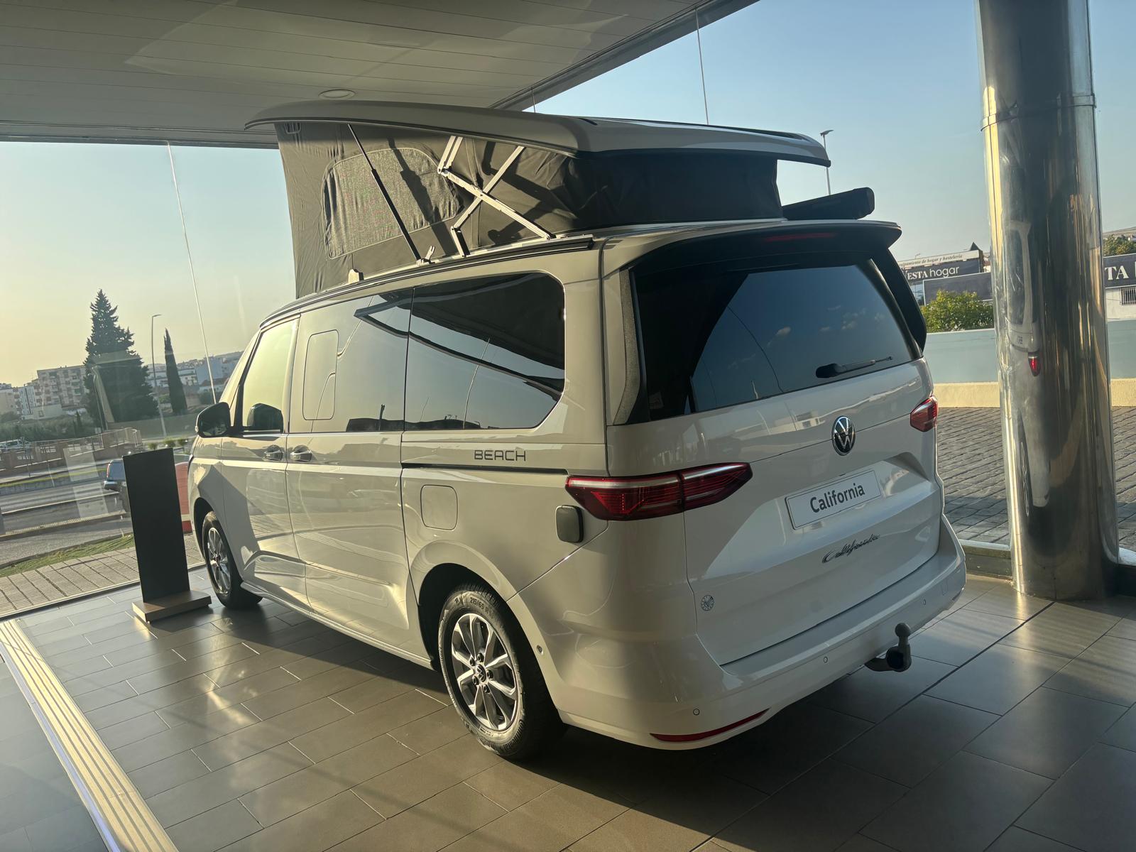 Vista trasera de la California con el techo elevable abierto